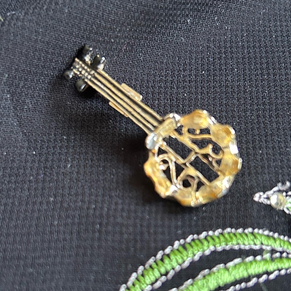 VTG Gold tone Metal and yellow rhinestone Banjo brooch. Unique find!